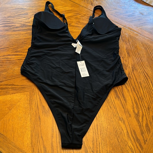 #52 NWT Cupshe Women’s Solid Black V-Neck One Piece Swimsuit Size 2X - Picture 8 of 8